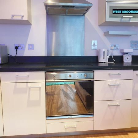 80S Retro 1Bed Studio Serviced Apartment Canary Wharf Perfect For Solo & Couple Travellers Londra Esterno foto