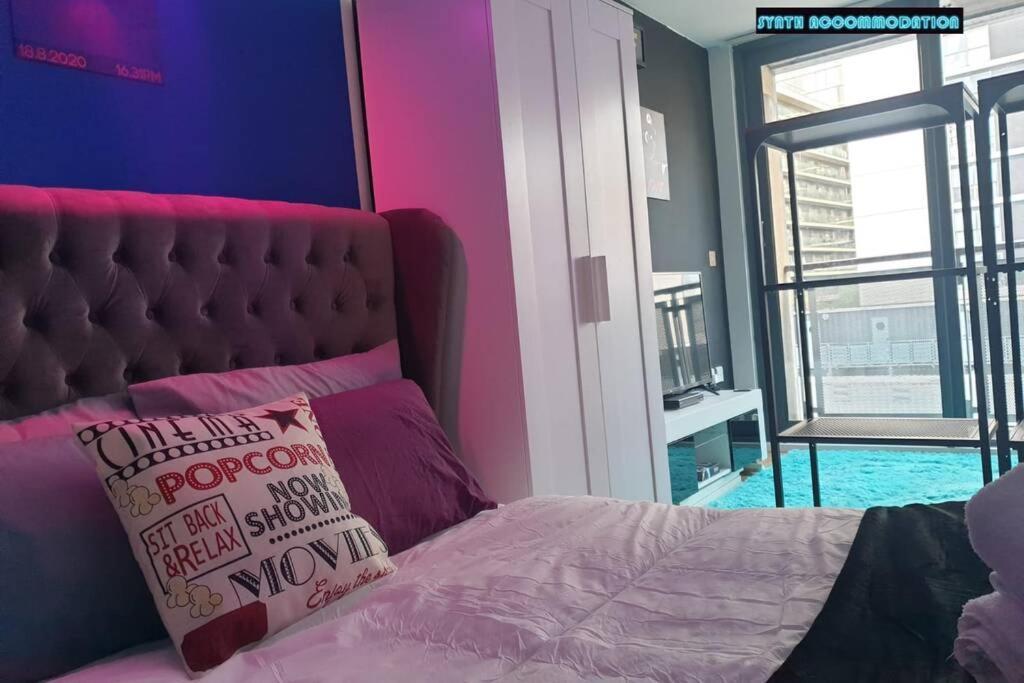 80S Retro 1Bed Studio Serviced Apartment Canary Wharf Perfect For Solo & Couple Travellers Londra Esterno foto