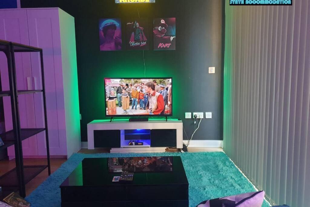 80S Retro 1Bed Studio Serviced Apartment Canary Wharf Perfect For Solo & Couple Travellers Londra Esterno foto