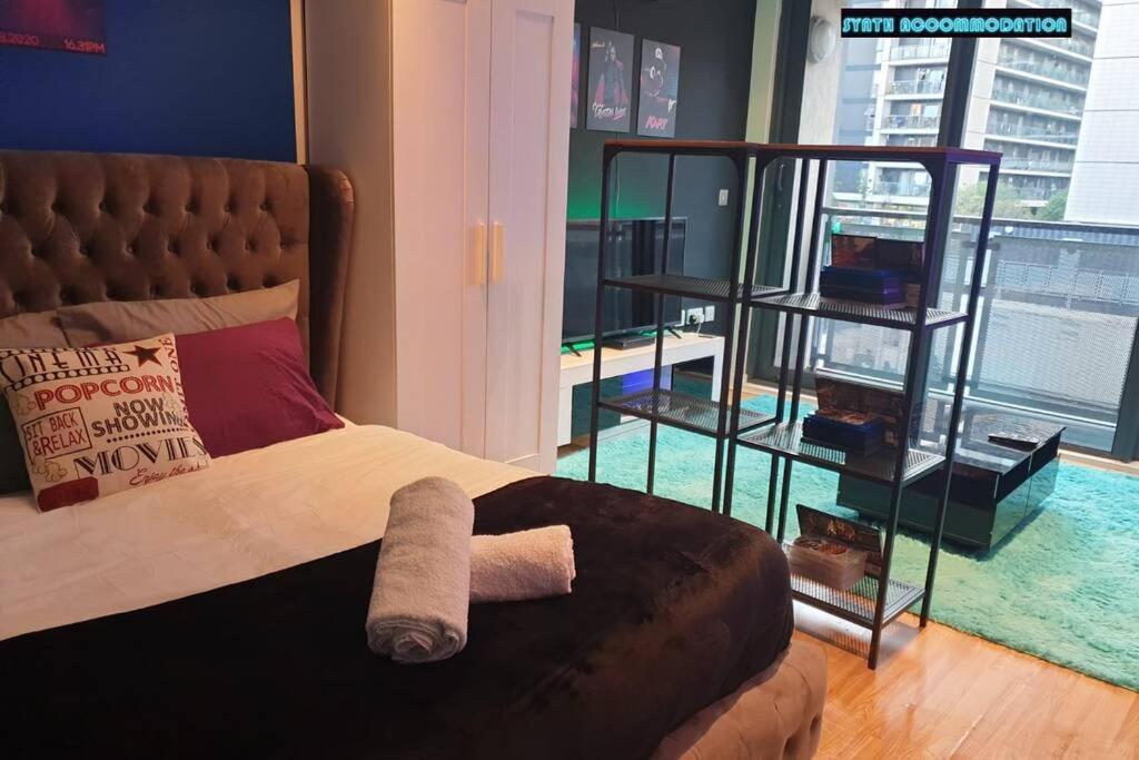 80S Retro 1Bed Studio Serviced Apartment Canary Wharf Perfect For Solo & Couple Travellers Londra Esterno foto