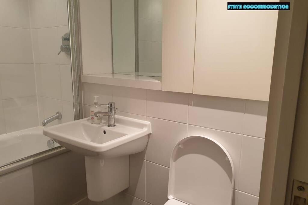 80S Retro 1Bed Studio Serviced Apartment Canary Wharf Perfect For Solo & Couple Travellers Londra Esterno foto