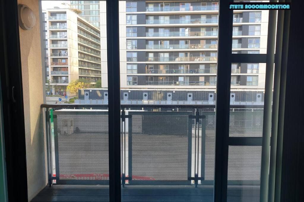 80S Retro 1Bed Studio Serviced Apartment Canary Wharf Perfect For Solo & Couple Travellers Londra Esterno foto