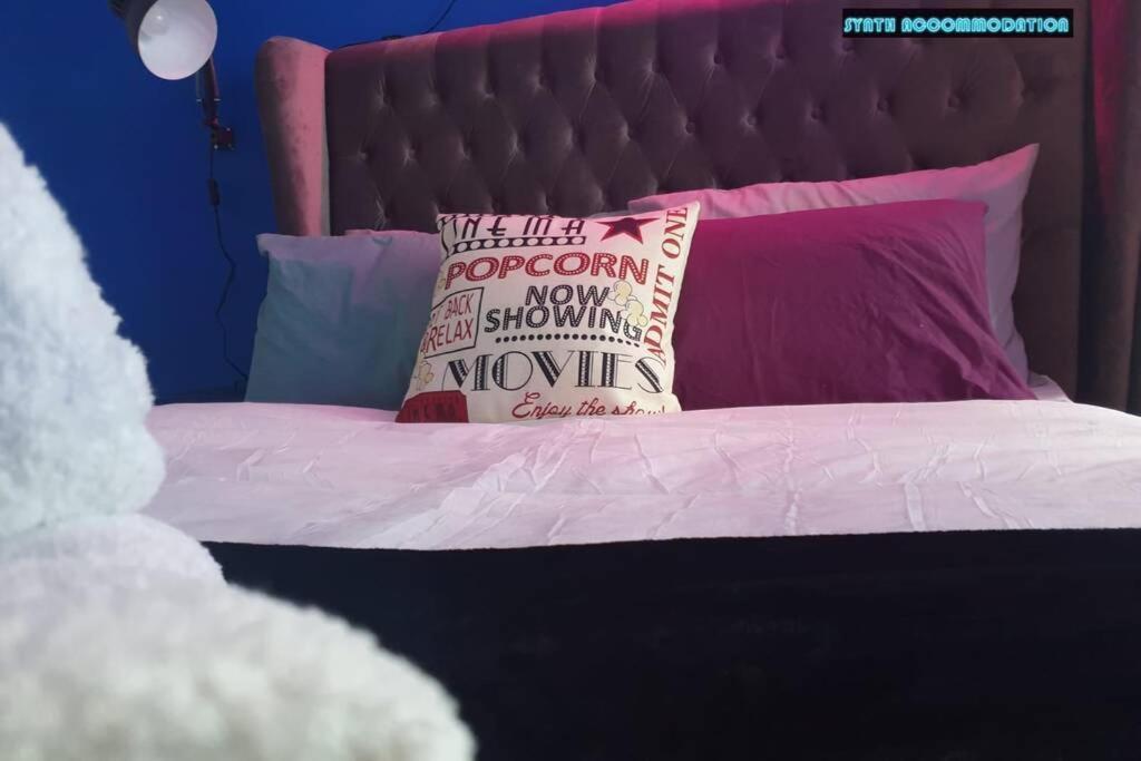 80S Retro 1Bed Studio Serviced Apartment Canary Wharf Perfect For Solo & Couple Travellers Londra Esterno foto