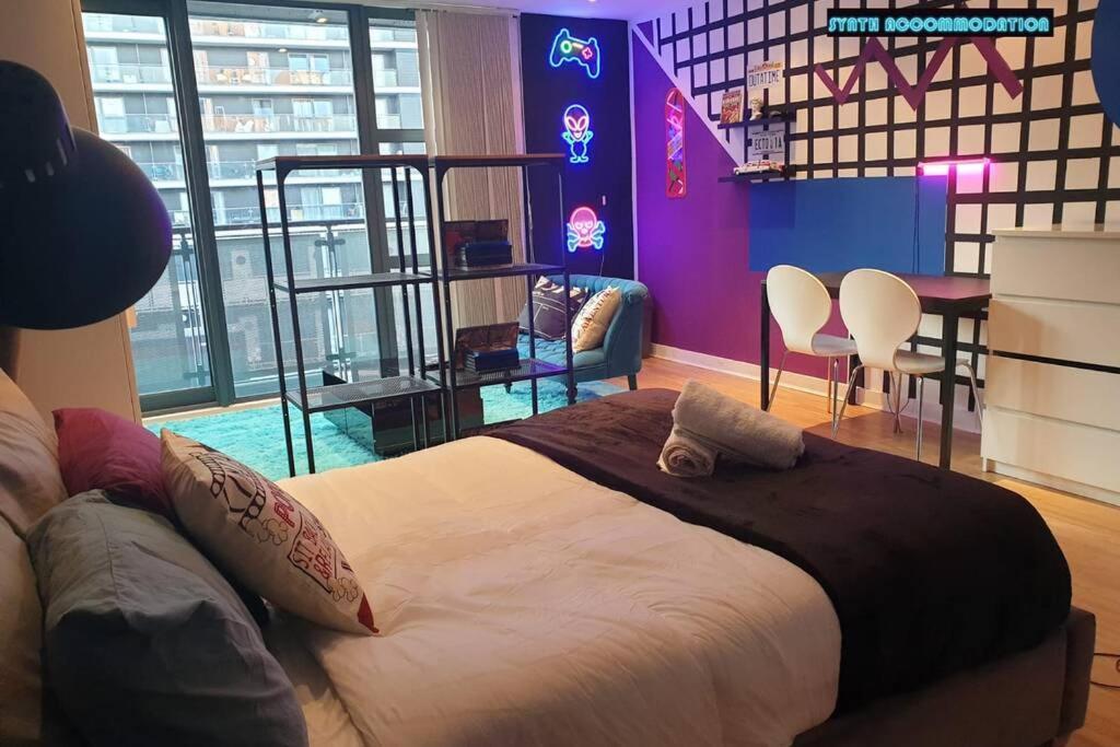 80S Retro 1Bed Studio Serviced Apartment Canary Wharf Perfect For Solo & Couple Travellers Londra Esterno foto