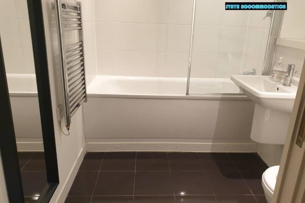 80S Retro 1Bed Studio Serviced Apartment Canary Wharf Perfect For Solo & Couple Travellers Londra Esterno foto