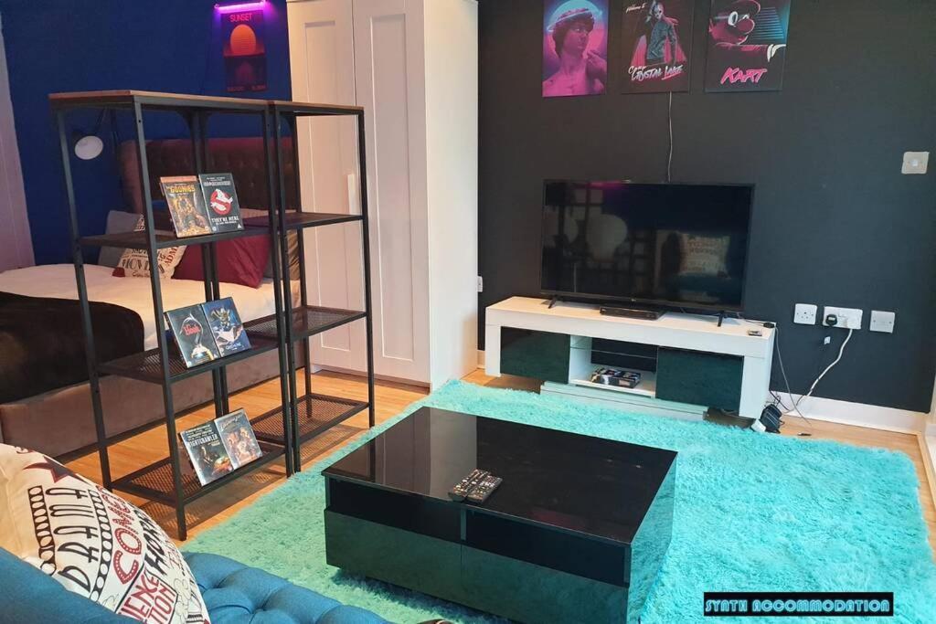 80S Retro 1Bed Studio Serviced Apartment Canary Wharf Perfect For Solo & Couple Travellers Londra Esterno foto