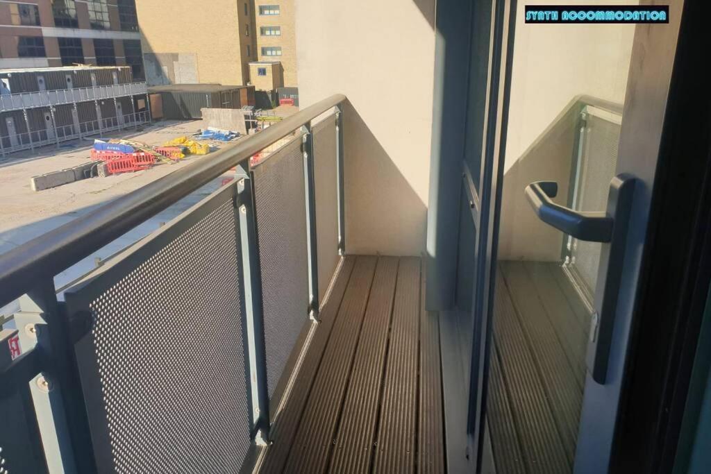 80S Retro 1Bed Studio Serviced Apartment Canary Wharf Perfect For Solo & Couple Travellers Londra Esterno foto